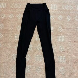 High-Waist Black Leggings with Side Pockets - Sleek Everyday Fit